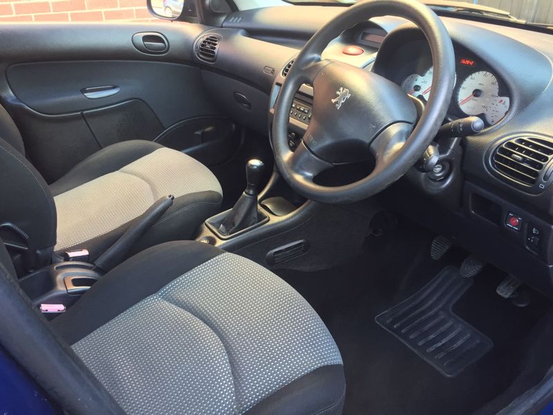 PEUGEOT 206